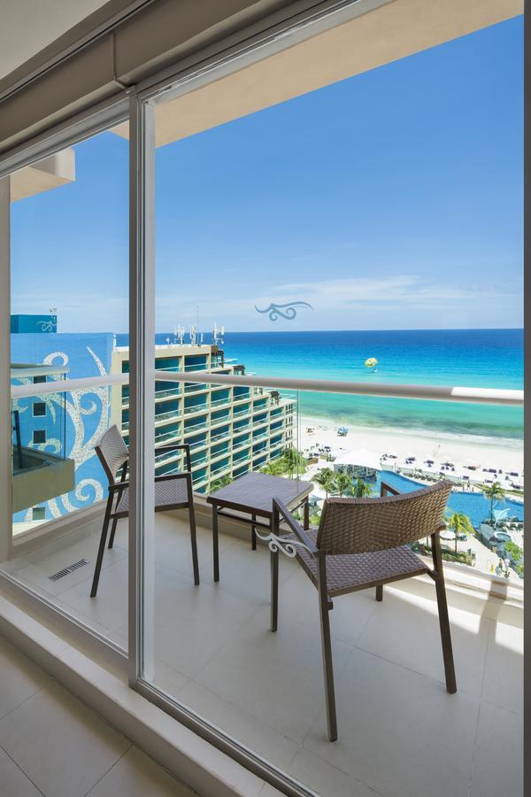 Quarto Deluxe clássico com cama king-size e vista do mar